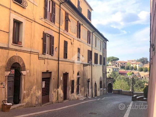 2 LOCALI A CIVITA CASTELLANA