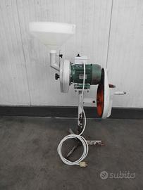 Mulino per cereali con spannocchiatrice