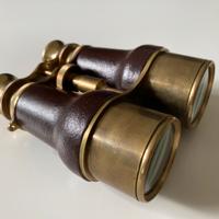 Vecchio canocchiale vintage in ottone e pelle