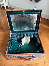 Nécessaire de voyage antico con libro del 1715
