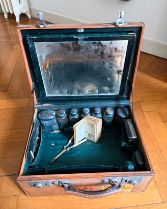 Nécessaire de voyage antico con libro del 1715