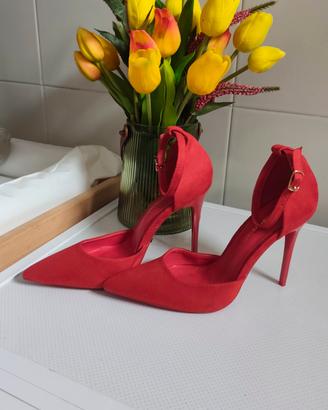 scarpe rosse, come nuove, portate una volta. 