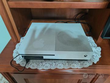 Xbox One S + Joystick + 5 giochi