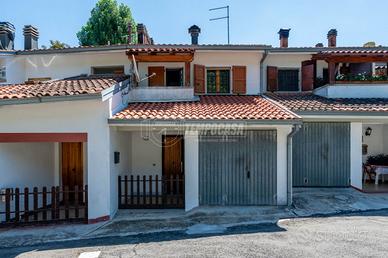 VILLA A SCHIERA CON AMPIO GIARDINO PRIVATO