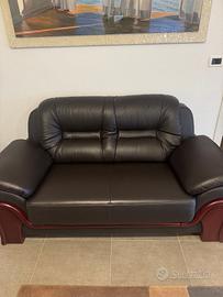 divano 2 posti, tavolino, tappeto