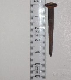 Chiodi in ferro forgiati a mano