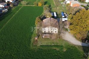 RIF. V017 Rustico con ampio giardino a Novellara