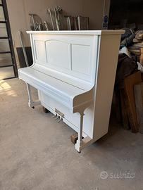 Pianoforte bianco con tasti in avorio