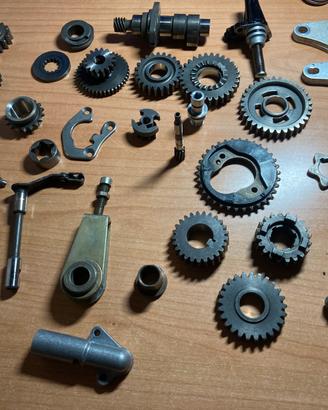 Cagiva 350E T4 ingranaggi e pezzi vari motore