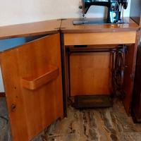 Mobiletto in legno con macchina da cucire Singer