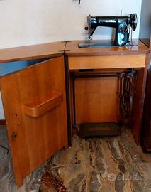 Mobiletto in legno con macchina da cucire Singer