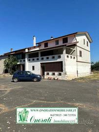 Villa di 650 m² con più di 5 locali a Monte Compat