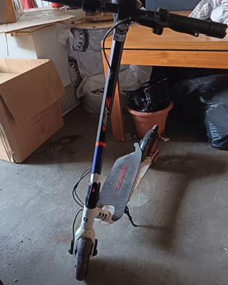 Monopattino Aprilia esrz senza batteria