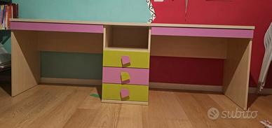 Scrivania doppia con cassettiera colorata