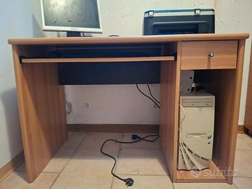 scrivania personal computer 