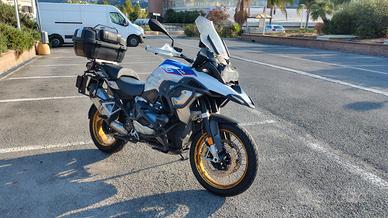 BMW GS 1250 HP con valigie trio Trekker 