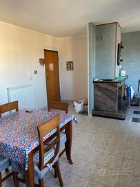 Vista panoramica con garage e mansarda