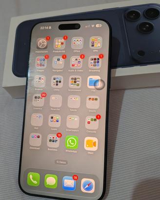 iPhone 17 Pro Max 256GB Blu profondo ed accessori