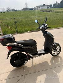 Z-TECH scooter con pedalata  assistita nuovo 25 km