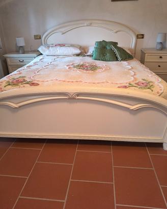 letto matrimoniale  con reti e un comodino 