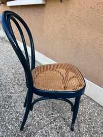 Sedie in legno dipinte di blu