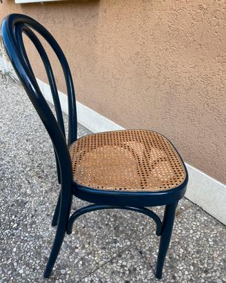 Sedie in legno dipinte di blu