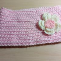 scaldacollo rosa con fiore all' uncinetto 