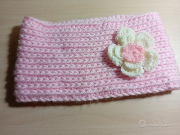 scaldacollo rosa con fiore all' uncinetto 