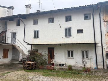 Casa accostata con pertinenze e terreno