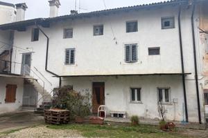 Casa accostata con pertinenze e terreno
