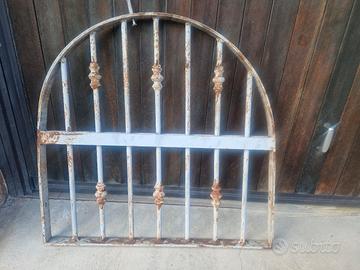 grata per finestra ad arco.