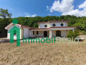 Villa di 290 m² con più di 5 locali e box auto dop