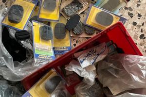 Piu di 116  pezzi di copripedali assortiti