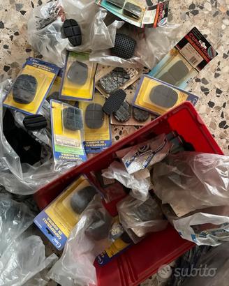 Piu di 116  pezzi di copripedali assortiti