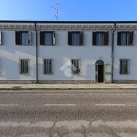 VILLA A SCHIERA A ROVERBELLA