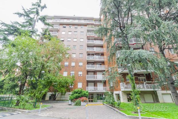 Appartamento a Milano Viale San Gimignano 5 locali