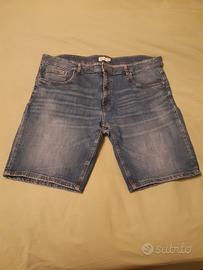 Jeans corti da uomo.