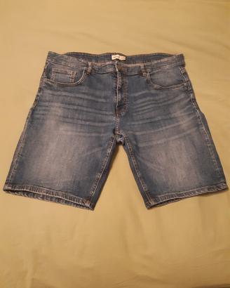 Jeans corti da uomo.
