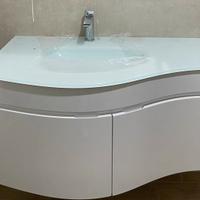 Mobile bagno e lavabo in vetro sospeso e curvo