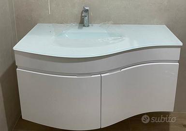 Mobile bagno e lavabo in vetro sospeso e curvo