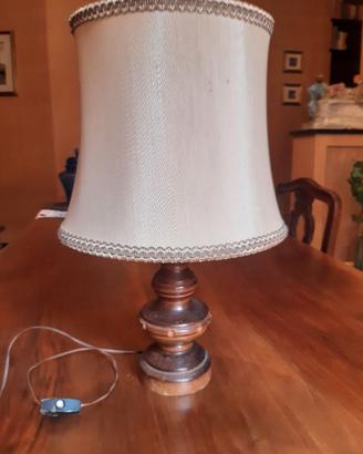 lampada da tavolo in legno
