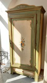 armadio di legno colorato ad una anta 