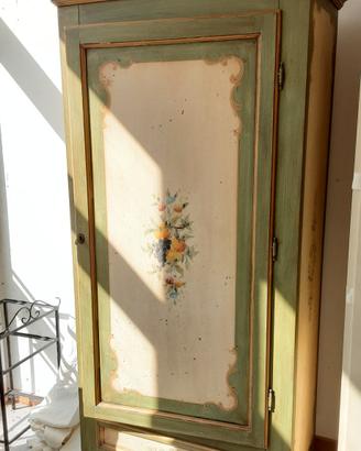 armadio di legno colorato ad una anta 