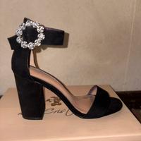 Sandalo nero con gioiello