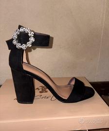 Sandalo nero con gioiello