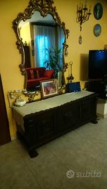 Specchiera dorata versatile per tutti gli ambienti