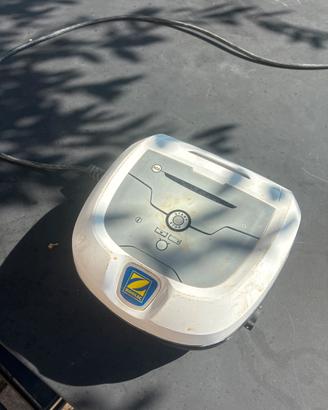 Robot elettrico pulisci piscina