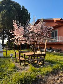 Gazebo in legno con tavolo e panche per giardino