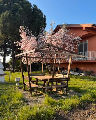 Gazebo in legno con tavolo e panche per giardino