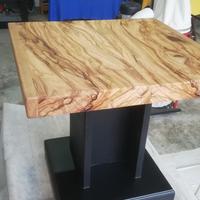 TAVOLO QUADRO IN ULIVO. 